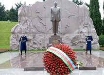 Azerbaijani public visits Alley of Honor to commemorate 12th death anniversary of Heydar Aliyev. Azerbaijan, Dec.12, 2015